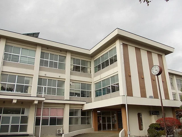 鶴ケ丘小学校まで750m