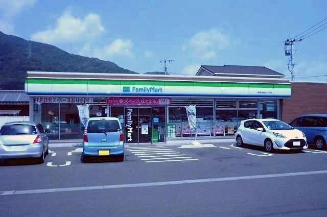ファミリーマートまで450m