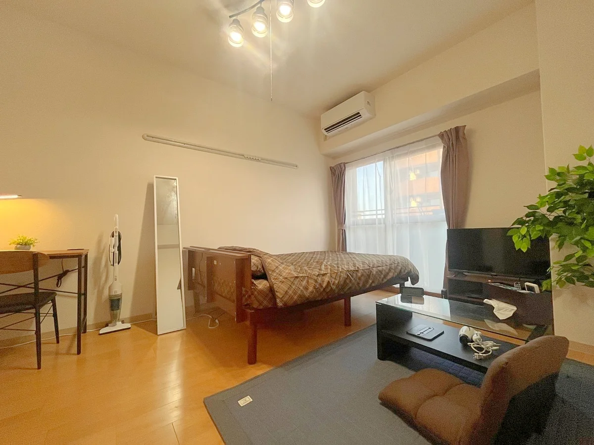 デスク&チェアもある明るいお部屋です☀