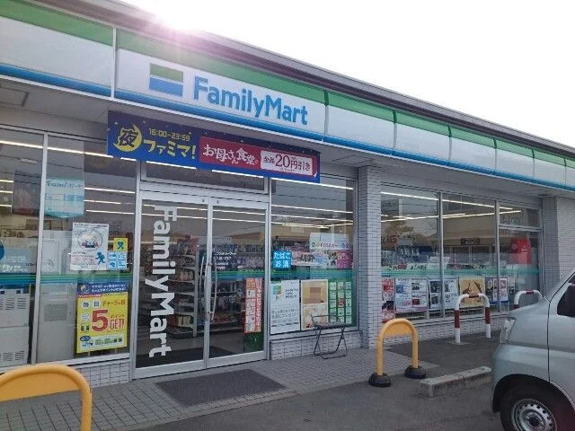 ファミリーマート様まで100m