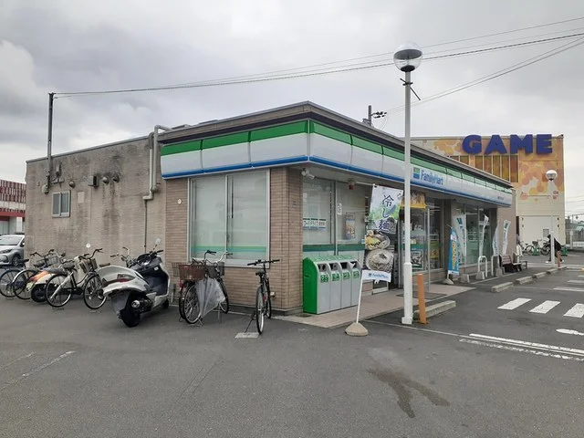 ファミリーマート様まで900m