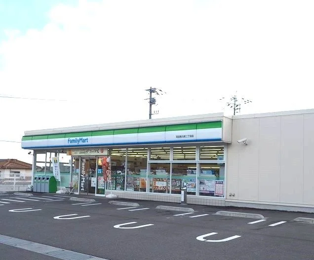 ファミリーマートまで900m