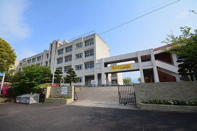 苅田町立　新津中学校まで1000m