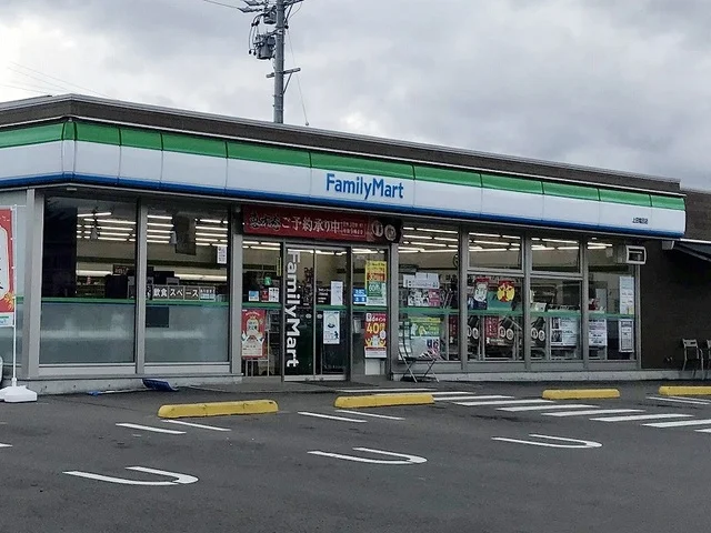 ファミリーマートまで900m