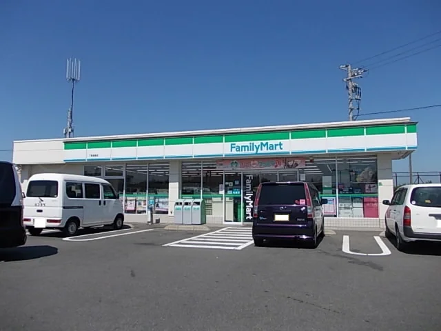 ファミリーマートまで700m