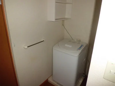 洗濯機と棚。