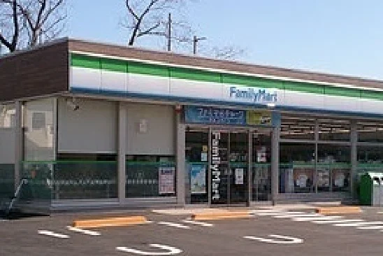 ファミリーマートまで300m