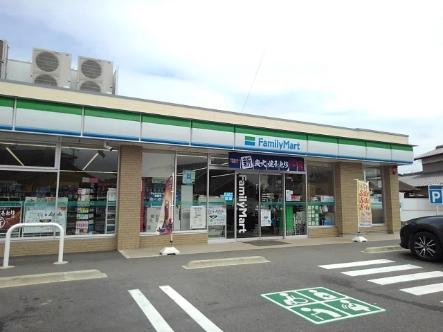 ファミリーマートまで600m