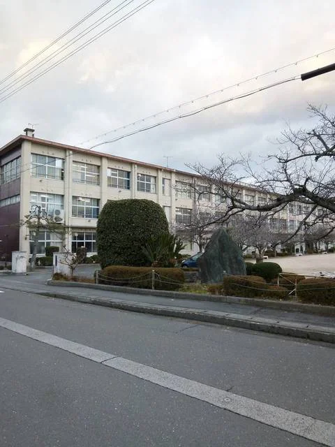 湖西中学校まで800m