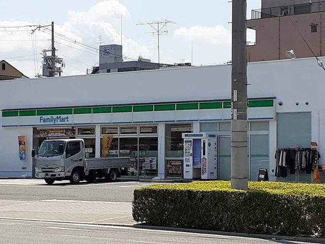 ファミリーマート様まで227m