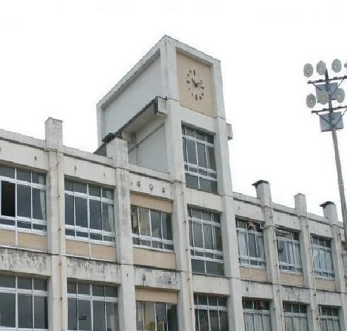伴東小学校まで1000m