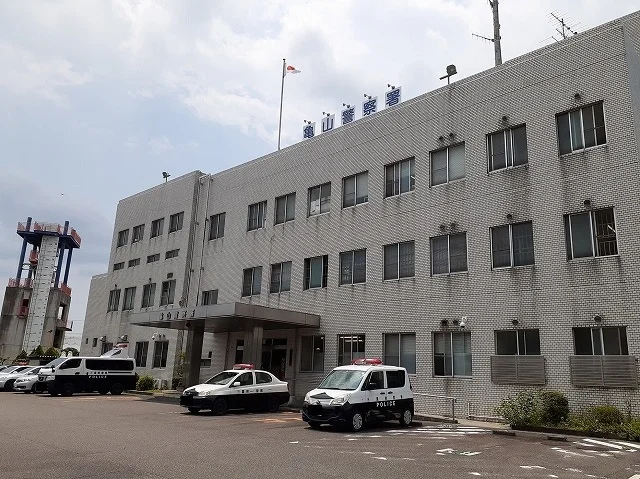 亀山警察署まで1400m