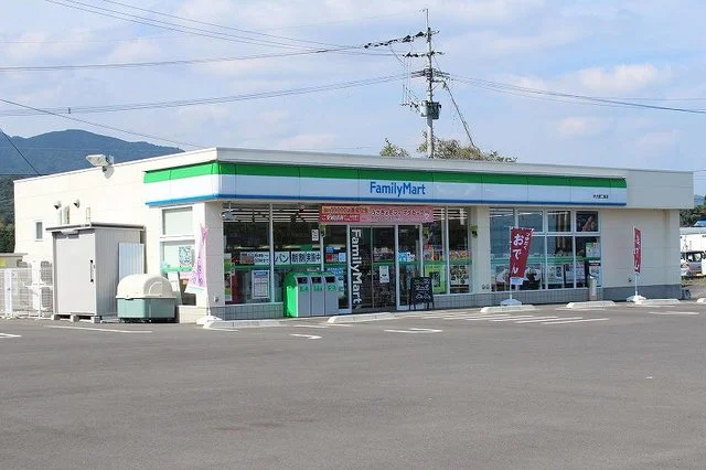 ファミリーマート　二里店まで1300m