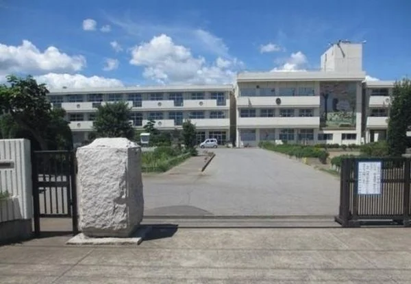 八街市立実住小学校まで600m