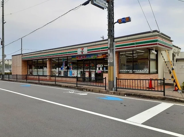 セブンイレブン 長岡京駅東口店まで500m