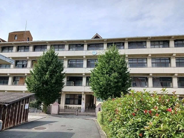 八幡浜市立神山小学校様まで1000m