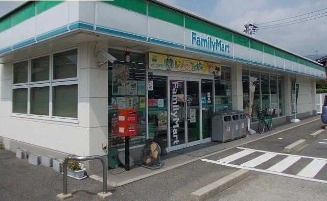 ファミリーマートまで2700m