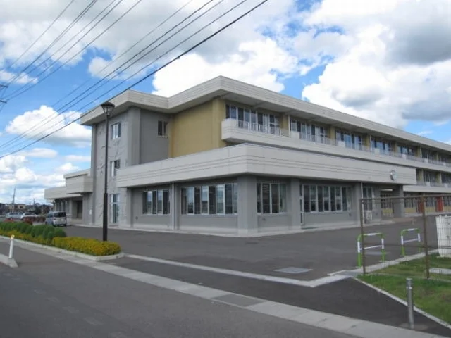湯沢西小学校まで400m