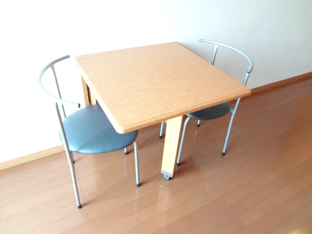 用途に応じて折りたたみ可能なテーブル。