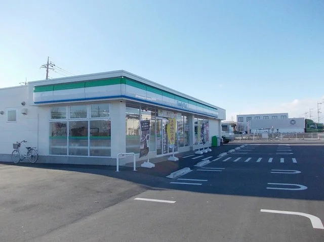 ファミリーマート　さくら北草川まで200m