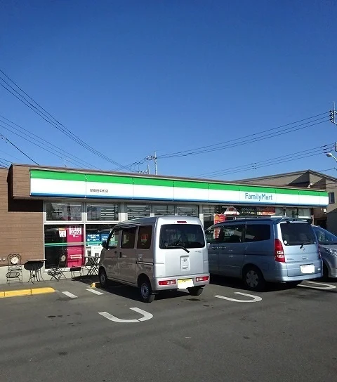 ファミリーマートまで87m
