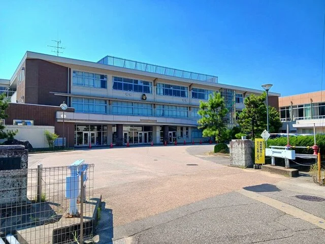 戸出西部小学校まで600m