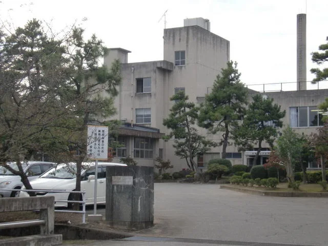 戸出中学校まで1400m