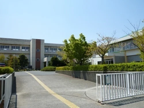 中央小学校まで724m