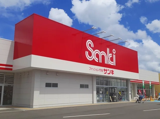 ファッション市場サンキまで650m