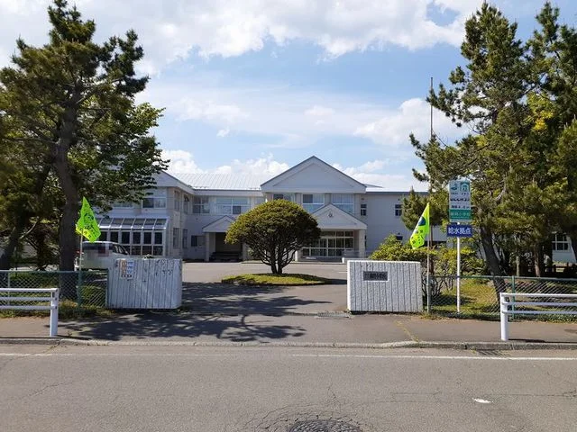 苫小牧市立錦岡小学校まで1500m
