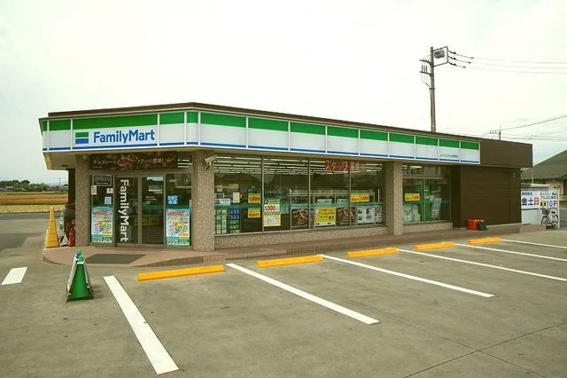 ファミリーマートまで220m