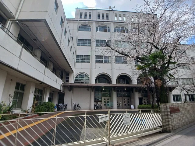 湯島小学校まで350m