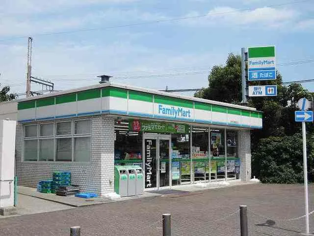 ファミリーマート近鉄久居駅前店まで1500m