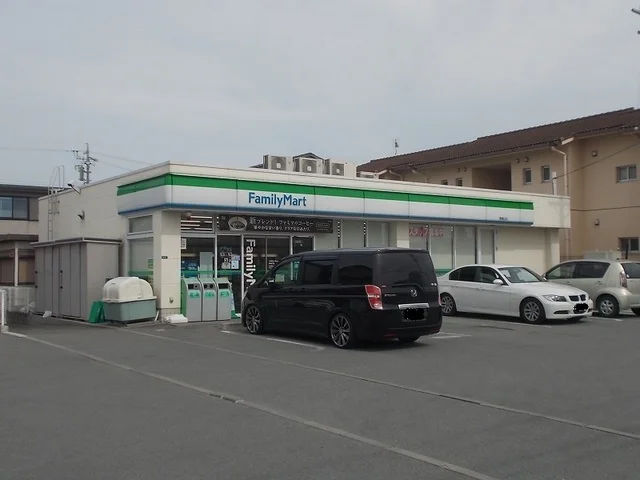 ファミリーマートまで100m