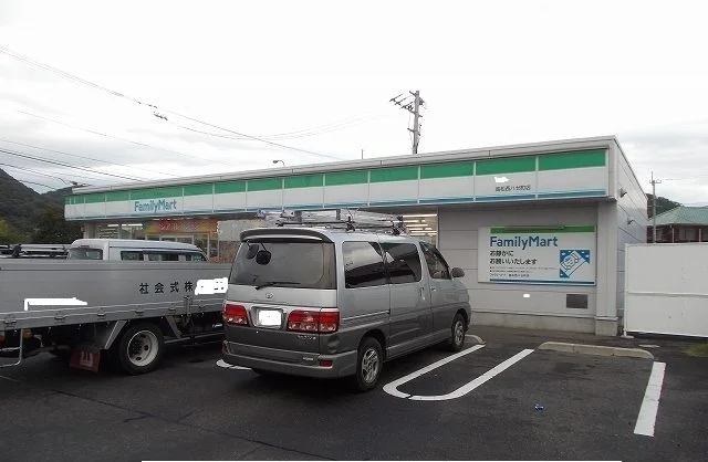 ファミリーマートさんまで1100m