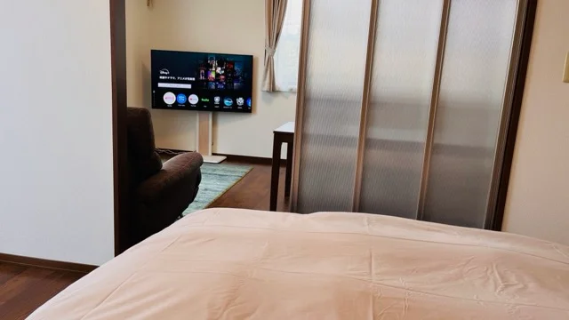 寝室1のベッドからはリビングのテレビが見えます。