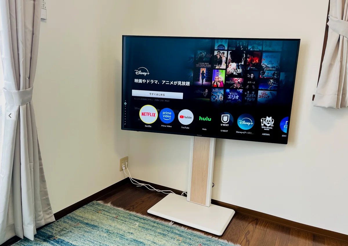 55インチのTVがあります。地デジ・BSが映ります。アカウントをお持ちの方はNetflix, Amazon Prime Video, Hulu, U-Next, Disney Plus等をご視聴いただけます。