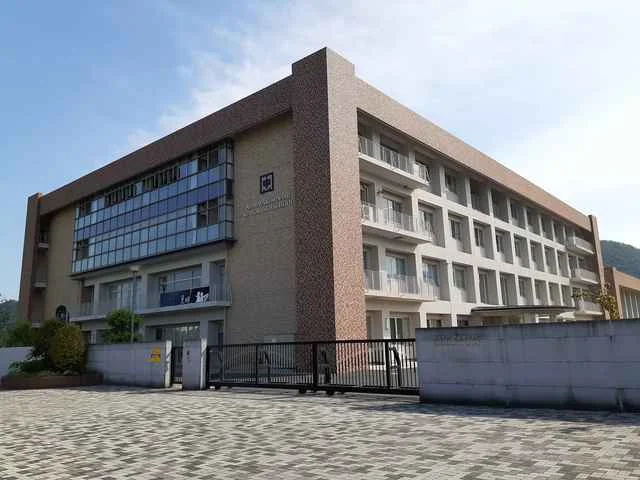 西脇南中学校まで1051m