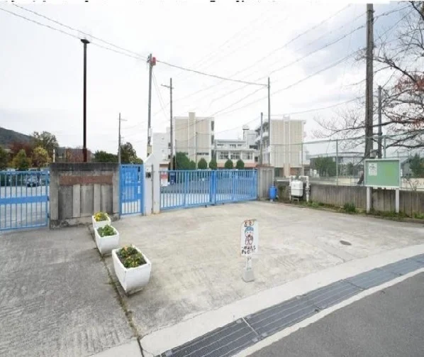 箕面市立西小学校まで300m