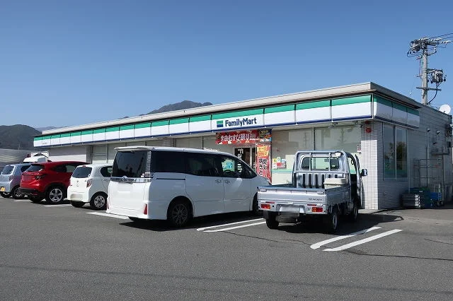 ファミリーマートまで450m
