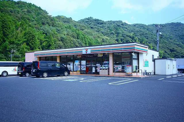 セブンイレブンまで550m