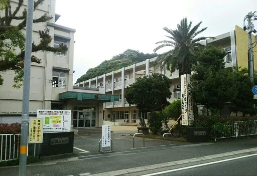 鶴岡小学校まで1300m