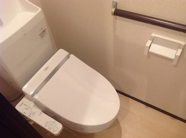 温水便座付のキレイなトイレです。