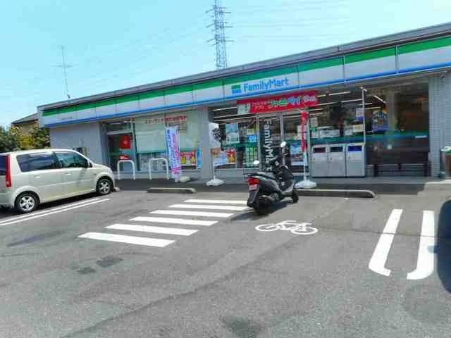 ファミリーマートまで650m