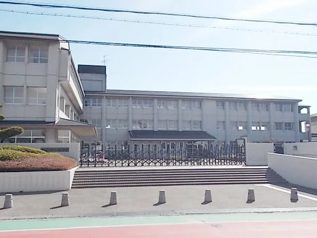 桜井市立桜井西小学校まで550m