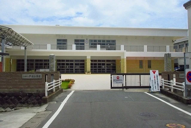 芦刈小学校まで1200m