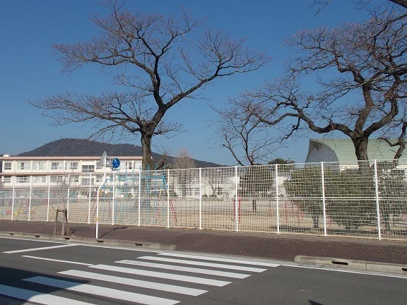 南方小学校まで550m