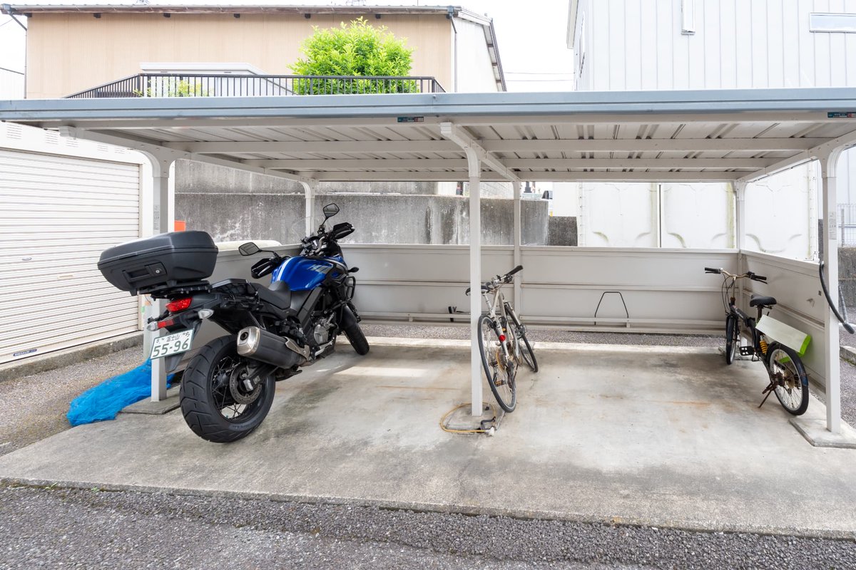 屋根付き駐輪場あります。