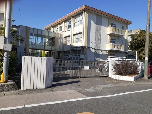 岐阜市立三里小学校まで210m