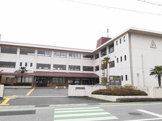 愛荘町立秦荘西小学校まで700m